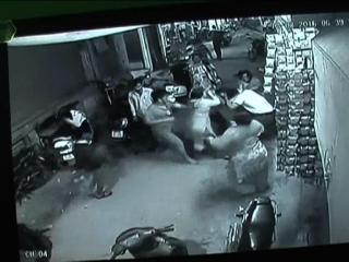 दबंगों ने परिवरा पर किया लाठी डंडो से हमला, CCTV में कैद हुई वारदात