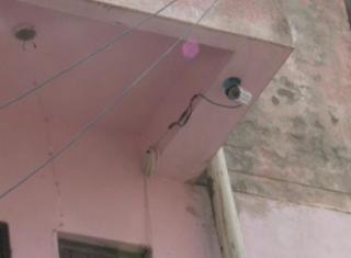बेखौफ चोरों ने घर के बाहर से उड़ाई बाइक, CCTV में कैद
