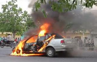 दिल्ली : चलती कार में लगी आग, बाल-बाल बचा चालक