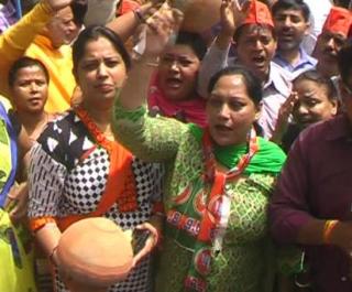 बिजली-पानी के संकट पर बीजेपी और महिला कांग्रेस का प्रदर्शन