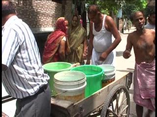 दिल्ली : पानी न मिलने से बेहद दुखी हैं दिल्ली वासी