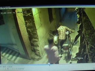 दिल्ली के बेखौफ चोर 10 बाइक लेकर हुए फरार