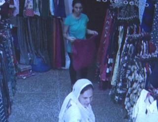 दुकान से कपड़े चुराती CCTV में कैद हुई माँ-बेटी