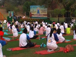दिल्ली में मनाया अंतराष्ट्रीय योग दिवस, सैनिकों और छात्र ने किया योगा