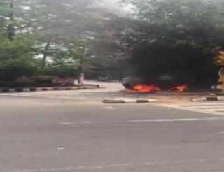 VIDEO - मरीज़ को AIIMS छोड़ वापस लौट रही एम्बुलेंस में लगी आग