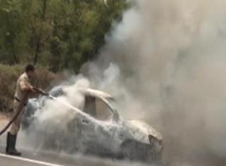 दिल्ली से सोनीपत जा रही इंडिगो कार में लगी आग, धू-धू कर जली कार