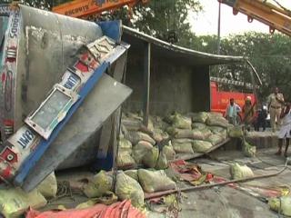NH-1 पर पलटा सीमेंट की बोरियों से भरा ट्रक, 2 की मौत