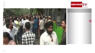 'आप' कार्यकर्ताओं ने गृह मंत्री राजनाथ सिंह के घर पर किया प्रदर्शन