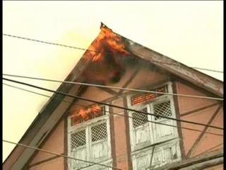 श्रीनगर के उर्दू बाजार में भीषण आग, आठ घर जले