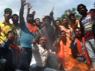 मुस्लिम छात्र ने फूंका तिरंगा, हिंदू संगठनों ने किया प्रदर्शन