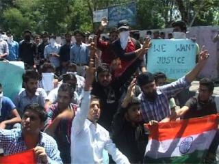 NIT श्रीनगर में हुई हिंसा की जांच रिपोर्ट पर भड़के छात्र, किया प्रदर्शन