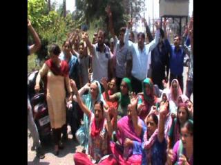 बिजली कटौती को लेकर गुस्साए तिरलोकपुर शिव विहार के लोग