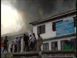 कुलगामः आग लगने से एसपी क्वार्टर समेत 4 मकान जले