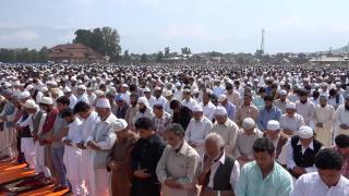 जम्मू-कश्मीर में ईद का जश्न, इबादत में झुके लाखों सिर