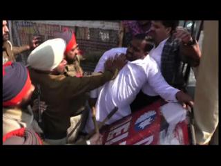 लुधियाना में यूथ कांग्रेसी वर्करों और पुलिस में धक्का-मुक्की