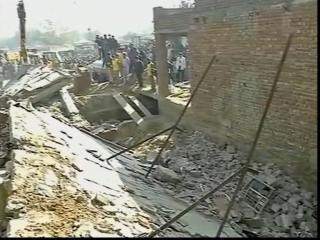 चंडीगढ़ में शराब के ठेके की छत गिरी, मलबे में दबे कई लोग
