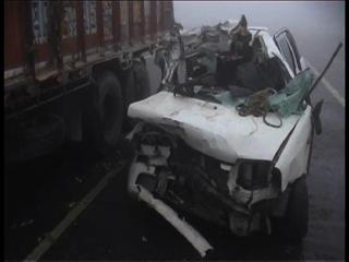 गहरी धुंध के कारण खड़े ट्रक के साथ टकराई कार, 2 की मौत