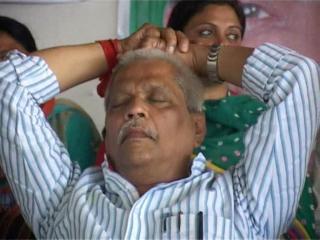 भाजपा रैली में स्टेज पर सोए रहे यह नेता...