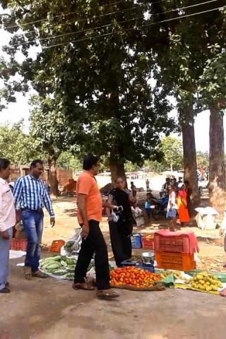 "भाजपा नेता की गुंडई, गनमैन के साथ सड़क पर सब्जी बेचने वालों पर बरसाई लातें"