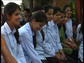 फीस बढ़ोतरी को लेकर हमीरपुर तकनीकी विश्वविद्यालय में छात्रों का प्रदर्शन