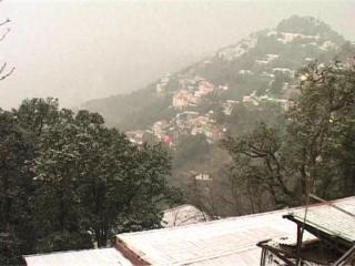 शिमला में सीजन की दूसरी बर्फबारी, सैलानियों ने जमकर उठाया लुत्फ