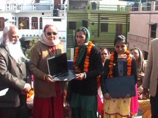 हिमोत्कर्ष ने दो दिव्यांग छात्राओं को बांटे लैपटॉप