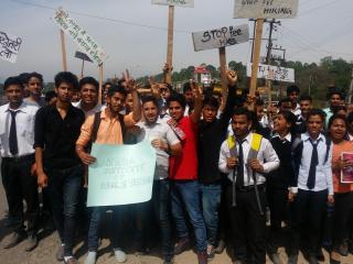 सिरडा संस्थान के छात्रों ने फीस वृद्धि के विरोध में निकाली रैली