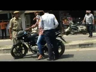 दबंग पुलिसवाले ने सिख की पगड़ी पर डाला हाथ, वीडियो वायरल