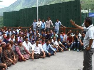 रामपुर विद्युत परियोजना के मजदूरों ने किया धरना प्रदर्शन