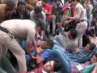200 छात्रों ने शिमला माल रोड पर तोड़ी धारा 144