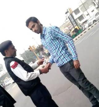 Video Me Dekhe Traffic Police Mulazim Ki kartoot