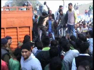 Gomaas Se Bhara Truck Pakda, Logon Ne Kiya Police Par Pathrav