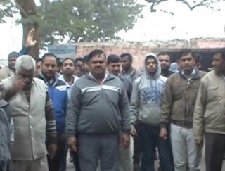 ठेकेदारी प्रथा के विरोध में बिजली कर्मचारियों का प्रदर्शन