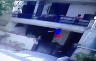 दिल्ली : होली के गुब्बारे फेंकते वक़्त बच्चा छत से गिरा, वीडियो वायरल