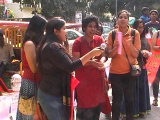 दिल्ली विश्वविद्यालय की छात्राओं ने किया 'पिंजरा तोड़' प्रदर्शन