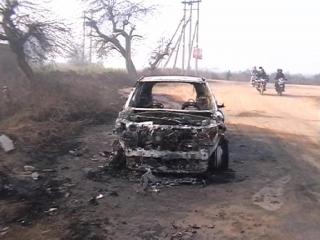 'आप' के पदाधिकारी की रेंज रोवर कार में संदिग्ध हालात में लगी आग (Delhi)