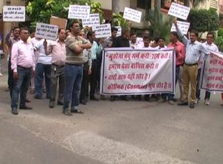 दिल्ली : कौसमिक कम्पनी के खिलाफ सैंकड़ों बायर्स का प्रदर्शन