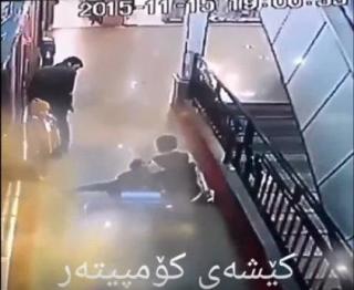 देखिए कैसे एस्केलेटर से गिरे बच्चे को कैच कर बचाई जान, वीडियो वायरल