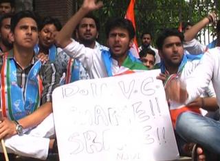 स्पोर्ट्स टीचर के साथ मारपीट के बाद NSUI ने किया प्रदर्शन