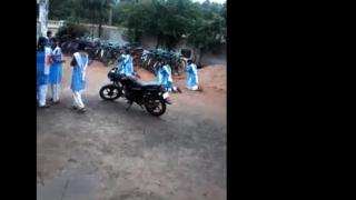 VIDEO : देरी से स्कूल पंहुची छात्राएं, टीचर ने घुटनों के बल चलने के लिए किया मजबूर