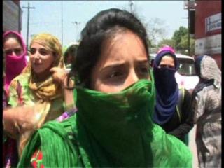 कश्मीर युनिवर्सिटी ने बढ़ाई फीस, प्रदर्शन पर उतरे छात्र