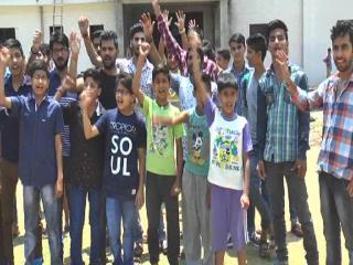 इनडोर हॉल के मुक़्क़मल न होने को लेकर उधमपुर में सड़कों पर उतरे युवा