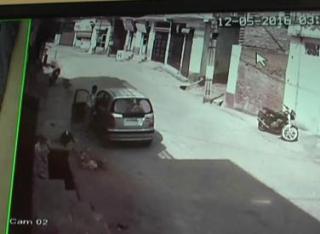कार सवार युवक ने चोरी की बकरी, CCTV में कैद