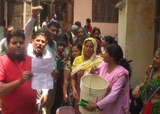 दिल्ली : सीवरेज का पानी पीने को मजबूर लोग