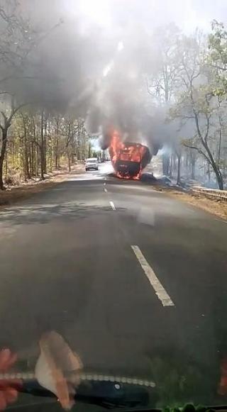 नेशनल हाइवे -78 पर शहडोल के पास ट्रक मेँ लगी आग
