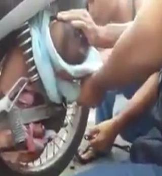 दर्दनाक वीडियो : टायर और रिम में फंसा बच्चा, देखने वालों के छूटे पसीने