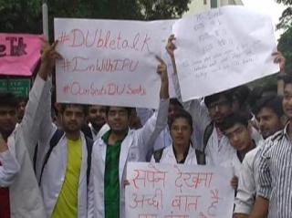 मांगों को लेकर मेडिकल कॉलेज के छात्रों ने निकाला पैदल मार्च