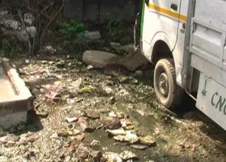 दिल्ली : सड़क के किनारे भरा गंदा पानी, सता रहा डेंगू का डर