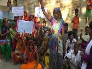 हरदोई में शौचालय की मांग को लेकर सड़कों पर उतरी महिलाएं