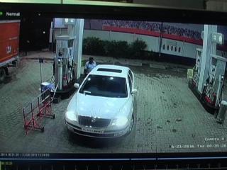 पेट्रोल डलवा बिना पैसे दिए फरार हुए कार सवार युवक, CCTV में कैद